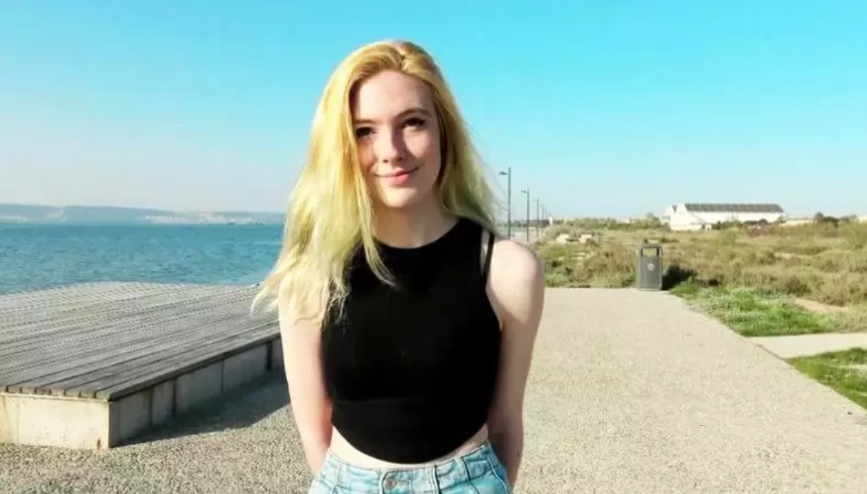 Charlotte – 19-year-old French teen anal session